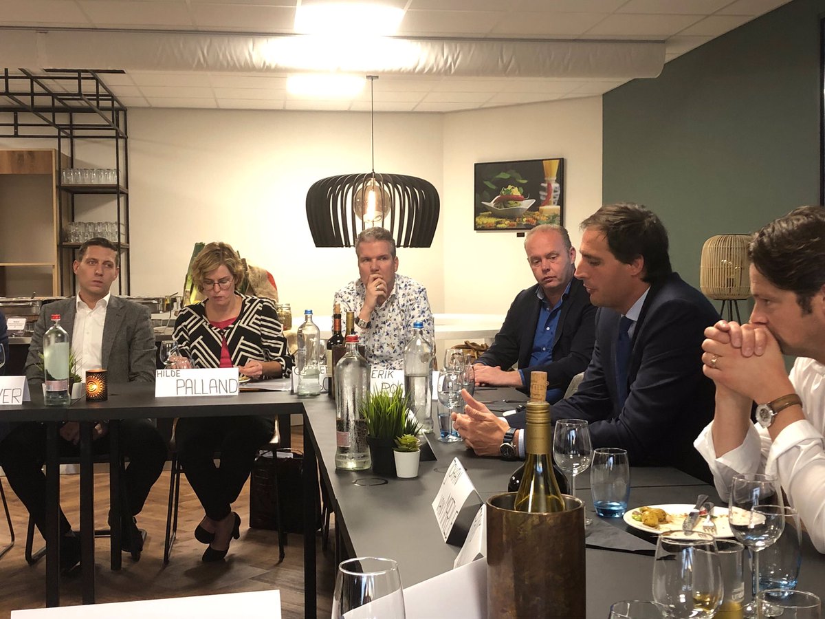 Vanaf 17.00 uur bracht Minister <a href="/WBHoekstra/">Wopke Hoekstra</a> met gedeputeerde <a href="/vanHijum/">Eddy van Hijum</a> een werkbezoek aan <a href="/uitgekooktnl/">Uitgekookt.nl</a> met een rondleiding van #JohanvanMarle ; daarna rondetafel met verschillende ondernemers oa <a href="/fransvanderkolk/">Frans van der Kolk</a> <a href="/JanGroen4/">Green Organics</a> <a href="/jelleweever/">Jelle Weever</a> <a href="/CorHeutink/">Cor Heutink</a> <a href="/BJGardebroek/">Bart-Jan Gardebroek</a> @VerhoekEurope