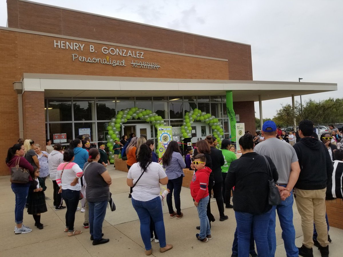 leadjrobles's tweet photo. @HBGonzalezPLA Ribbon cutting for our new name and signage. #ProudSenators @PersonalizeDISD 
@LEAD_DallasISD 
@dallasschools https://t.co/6aXBIXEwA3