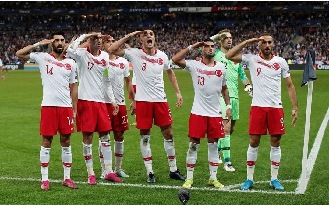 _ilimen_'s tweet photo. #TurkishSoldierSalute https://t.co/kUU4ai9BMN