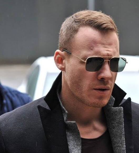 Neyse arkadaşlar sinirimizi bozmuyor çiçeğimizi kimse üzemez ( Kocaman adama çiçek dedim ya shshsjshshsj) <a href="/KeremBursin/">Kerem Bürsin (Mavi Tik ;)</a> #kerembursin