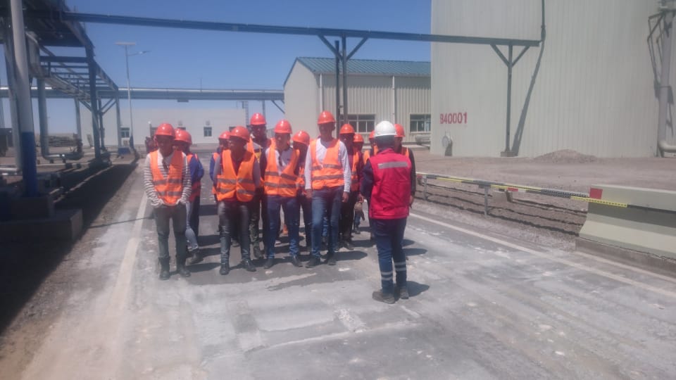 litio_boliviano's tweet photo. Recibimos la visita de estudiantes de diferentes Unidades Educativas de la ciudad de #Villazón, El objetivo es mostrar el trabajo que YLB como #EPNE desarrolla en nuestro Salar.
#ExperienciaYLB #FuturoSeguro @Minenergias @mincombolivia @EconomiaBo @evoespueblo https://t.co/LG0TBHQ6OC