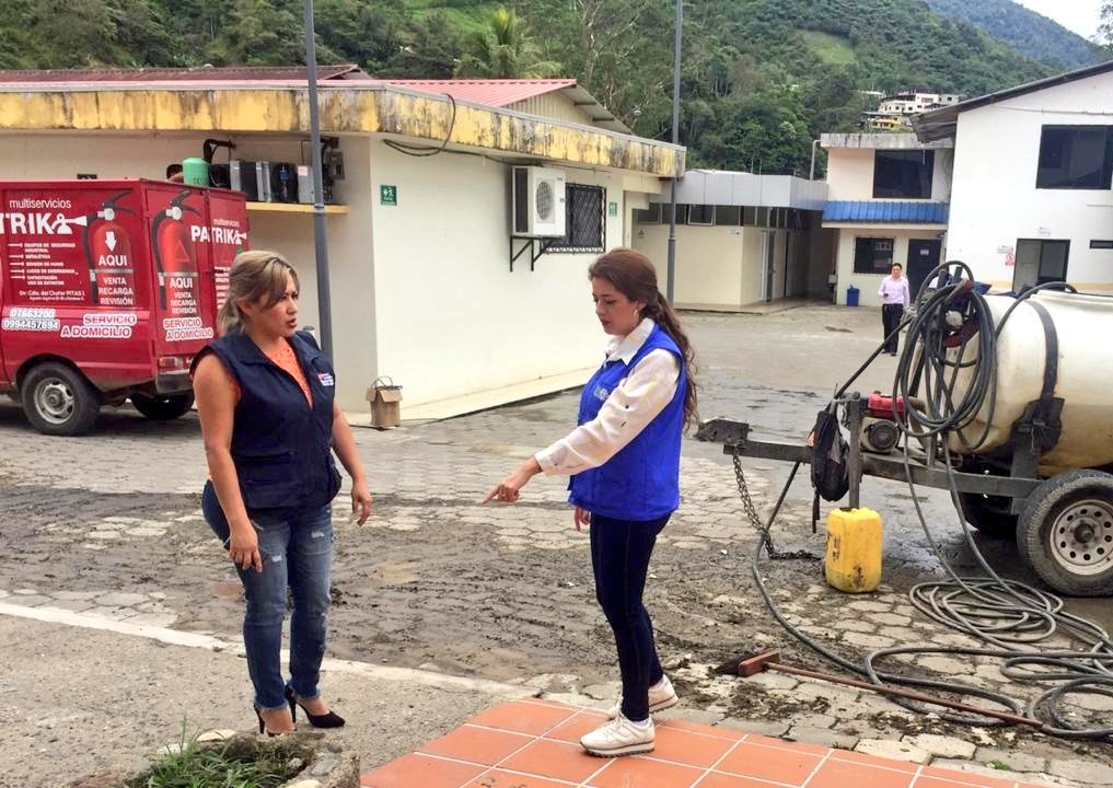 Salud_Loja's tweet photo. #Zamora | @SalinasGissella, directora distrital 19d01 con el apoyo del personal del GAD Municipal de #Zamora, efectuaron  limpieza en los exteriores del distrito y en las instalaciones de la Unidad Anidada  de Salud.

🔹 🔹 🔹 https://t.co/IGoSxZfRn0