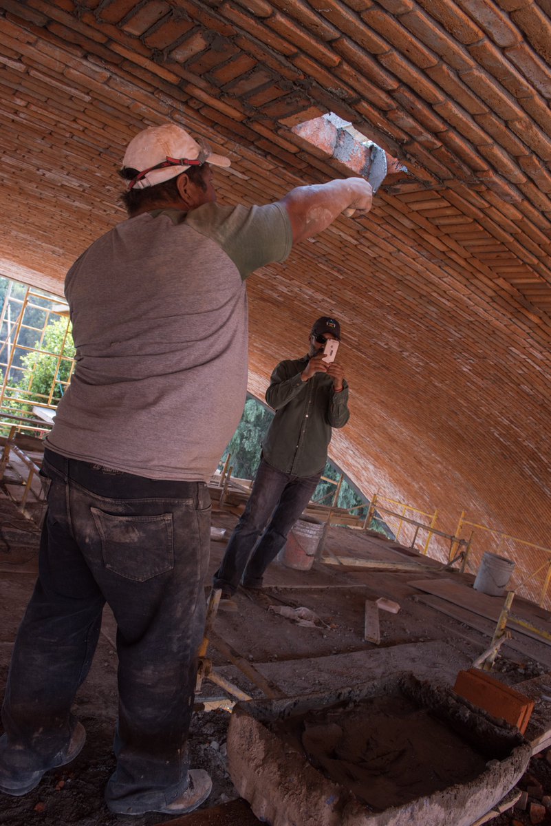 Taller6A's tweet photo. Museo Regional de Cholula | 2017

Desafiando a los modelos estructurales de los ingenieros, un experimentado maestro bovedero logró construir la membrana de ladrillos de la cubierta sin utilizar cimbra.

Proyecto seleccionado para la @bienalarq  #bienaldearquitectura https://t.co/9NwmZqlVOp