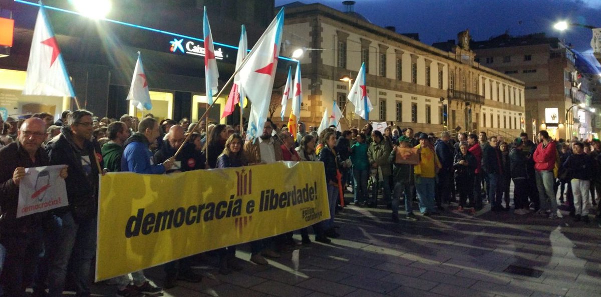Imaxes das concentracións de Compostela, A Coruña e Vigo. 

#TsunamiDemocratic 
#SpainIsAFascistState