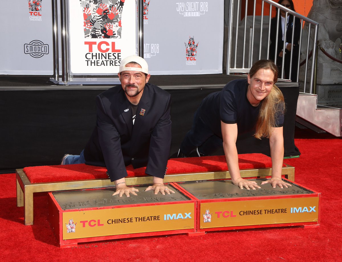 OnTheRedCarpet's tweet image. .@ThatKevinSmith and @JayMewes show @BenAffleck some love at their hand and footprint ceremony at the TCL Chinese Theatre! (PC: Photo by Frederic J. Brown/AFP/Michael Tran/FilmMagic) #KevinSmith #JayMewes #BenAffleck