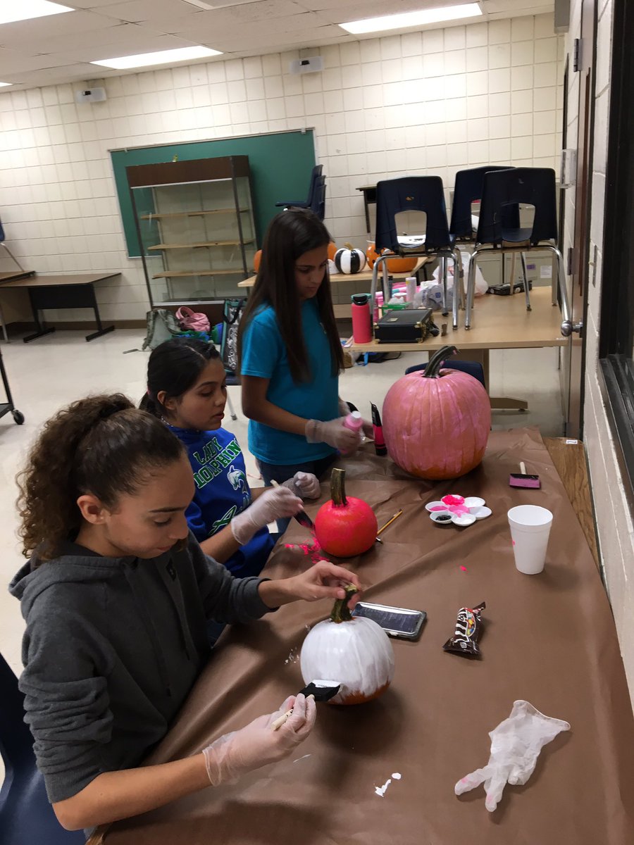 DebraAGarcia2's tweet photo. Painting pumpkins today. Stop by our pumpkin patch at our 3rd Annual Trunk or Treat on the 22nd 😊🎃🐬#kaffiems #kaffiespiritteam #kaffiecheer https://t.co/5dbWMM7a0E