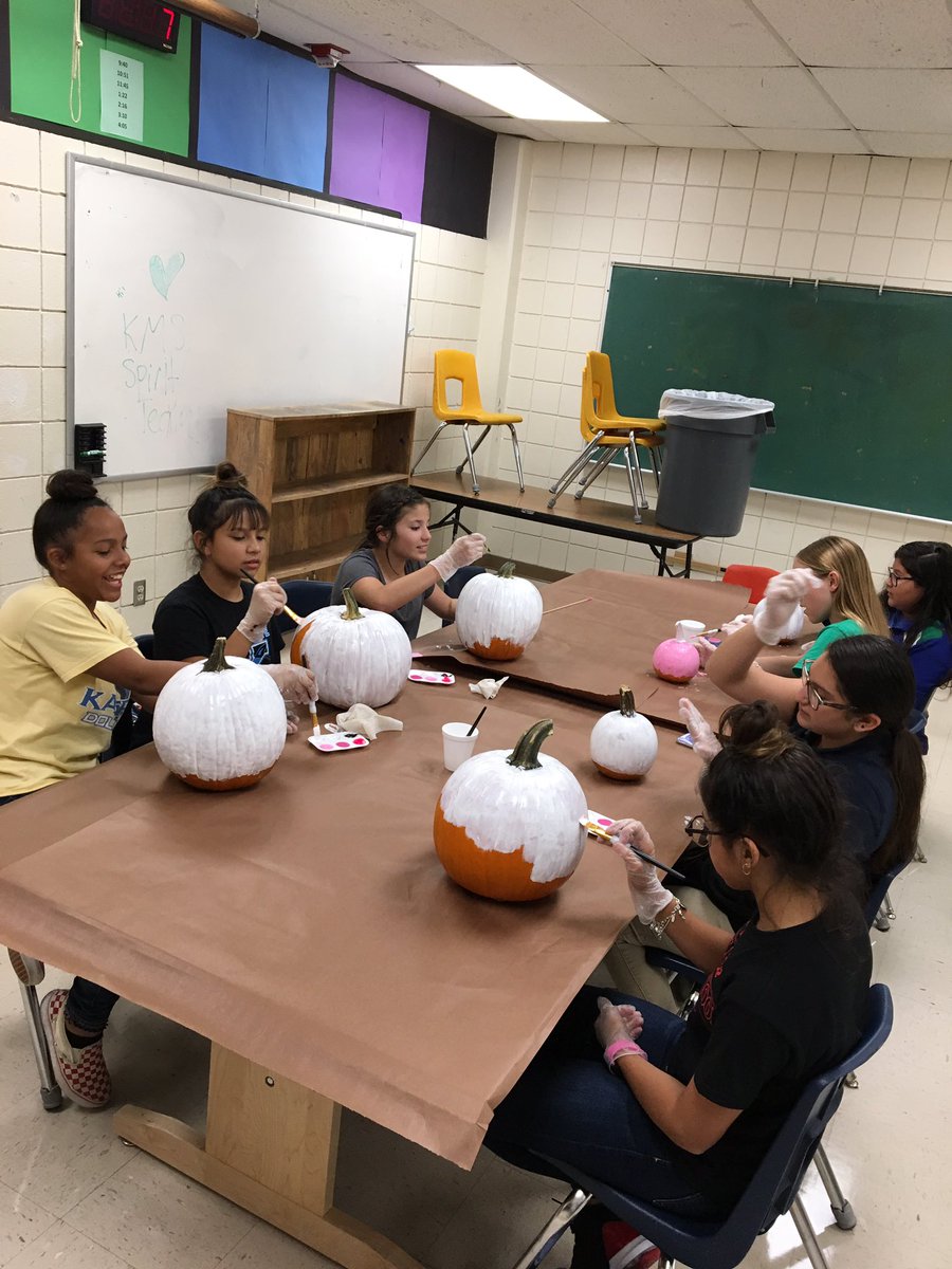 DebraAGarcia2's tweet photo. Painting pumpkins today. Stop by our pumpkin patch at our 3rd Annual Trunk or Treat on the 22nd 😊🎃🐬#kaffiems #kaffiespiritteam #kaffiecheer https://t.co/5dbWMM7a0E