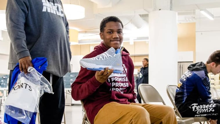 .@kingjames hooked up I Promise School students with over 800 pairs of sneakers: trib.al/ptETfvM