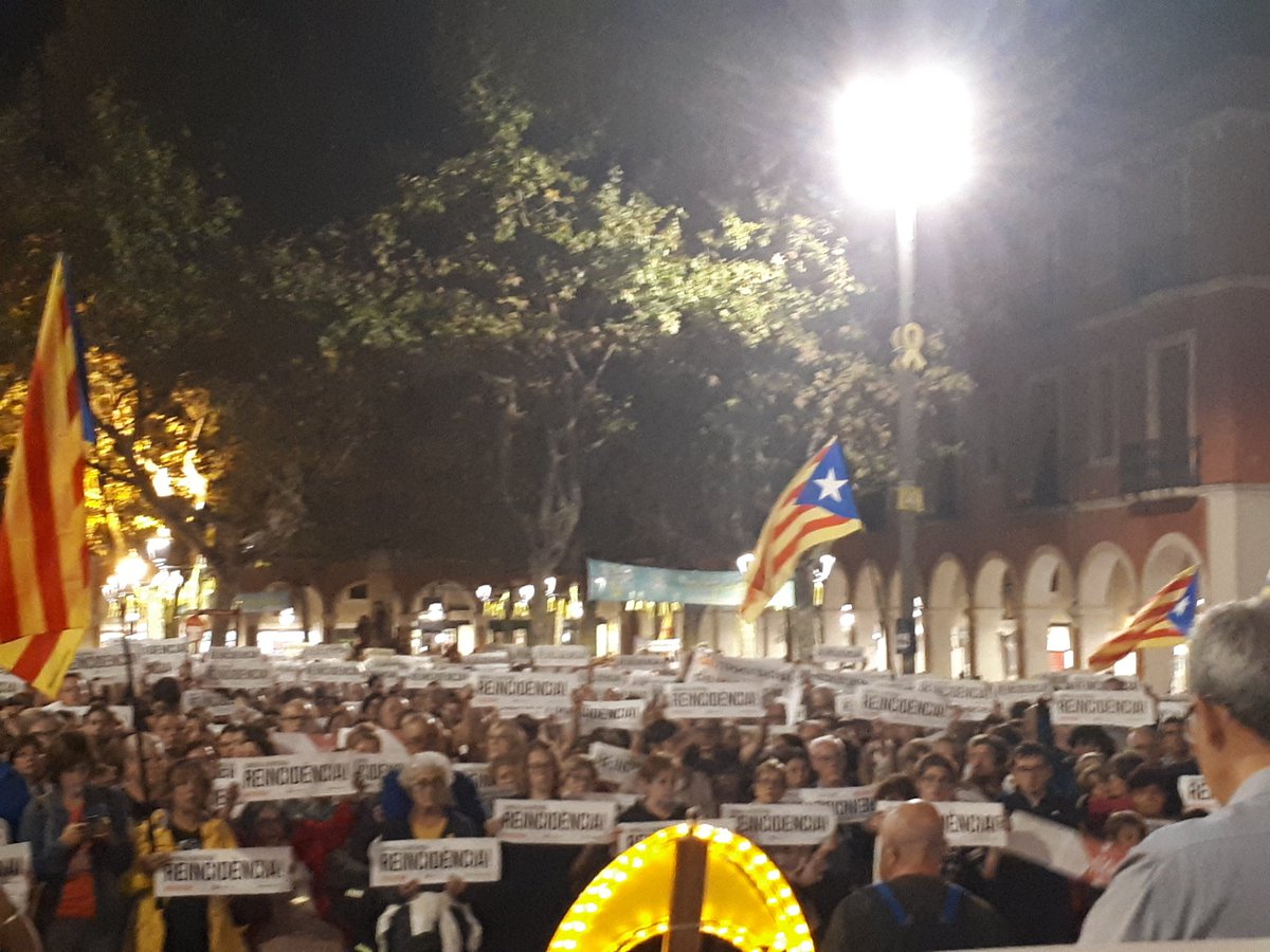 Xicots's tweet photo. Hem estat a la plaça de la vila al costat del poble demanant la llibertat dels presos polítics. 
Prou represió ! 

#Llibertatpresospolitics https://t.co/IogsHTJSJA