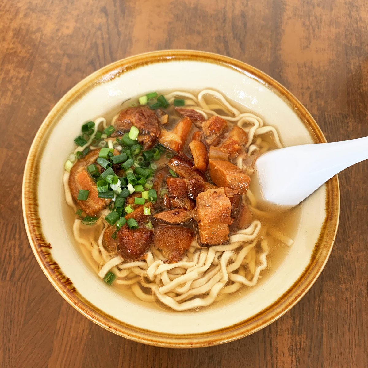 ট ইট র タケシィー 万座毛のなかむらそばで沖縄そばをいただきます 味濃いめで島とうがらしで辛味を追加しても美味い 今日はスケジュールがハードです なかむらそば 沖縄そば 万座毛