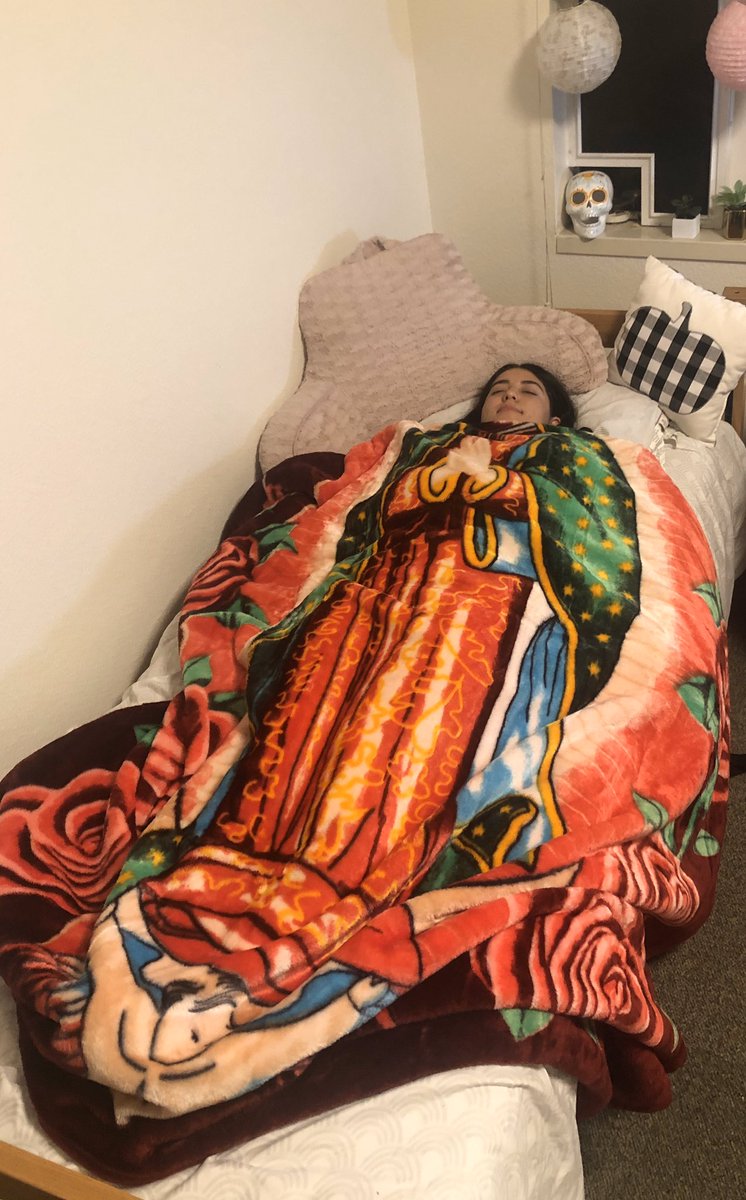 poison_evyy's tweet photo. How I sleep knowing my homework isn’t done pero todo está en las manos de Dios https://t.co/4lsbAAJrAa