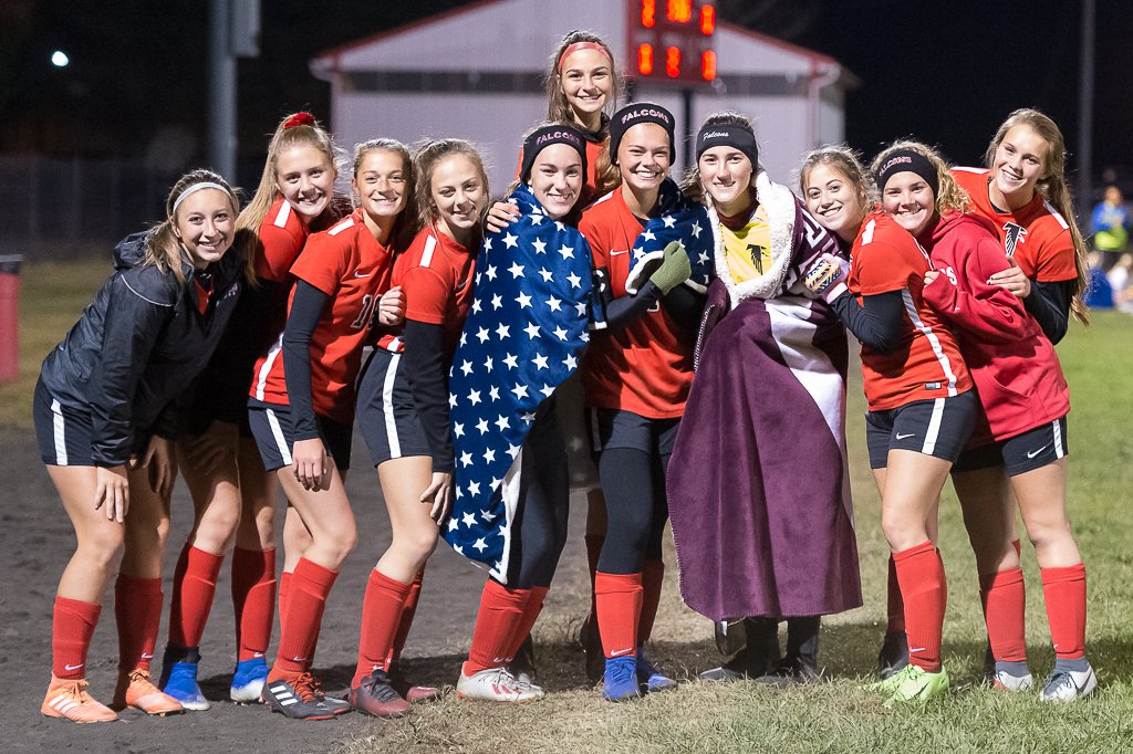 Just a couple of shots before the second half starts.... Love Z's look. <a href="/ryleemaggard1/">rylee</a> @lexycoggins <a href="/JuliaDouzos/">Julia Douzos</a> <a href="/andria_mains/">Andria mains</a> <a href="/FirelandsFalcon/">Athletic Director</a>