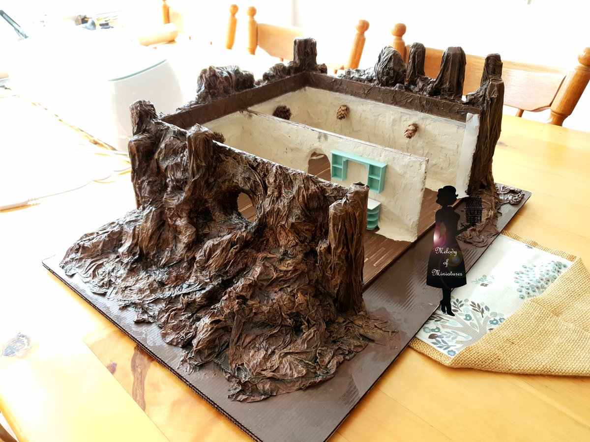 miniatures_of's tweet photo. Exterior of tree trunk complete apart from greenery.  #melodyminis #miniatures #miniaturetreehouse #miniatureburrow #miniature https://t.co/lrtkPuppA0