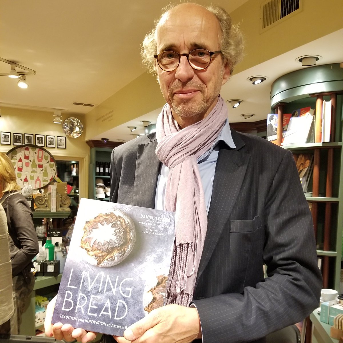 BookCougars's tweet image. Legend, Dan Leader started @breadalone in '83 and quickly garnered acclaim for the amazing, European style loaves produced. LIVING BREAD, is more than a cookbook. It is an ode to artisan bread bakers across the globe.

#eatbread 
#breadalonebakery
#danielleader
#breadcookbook