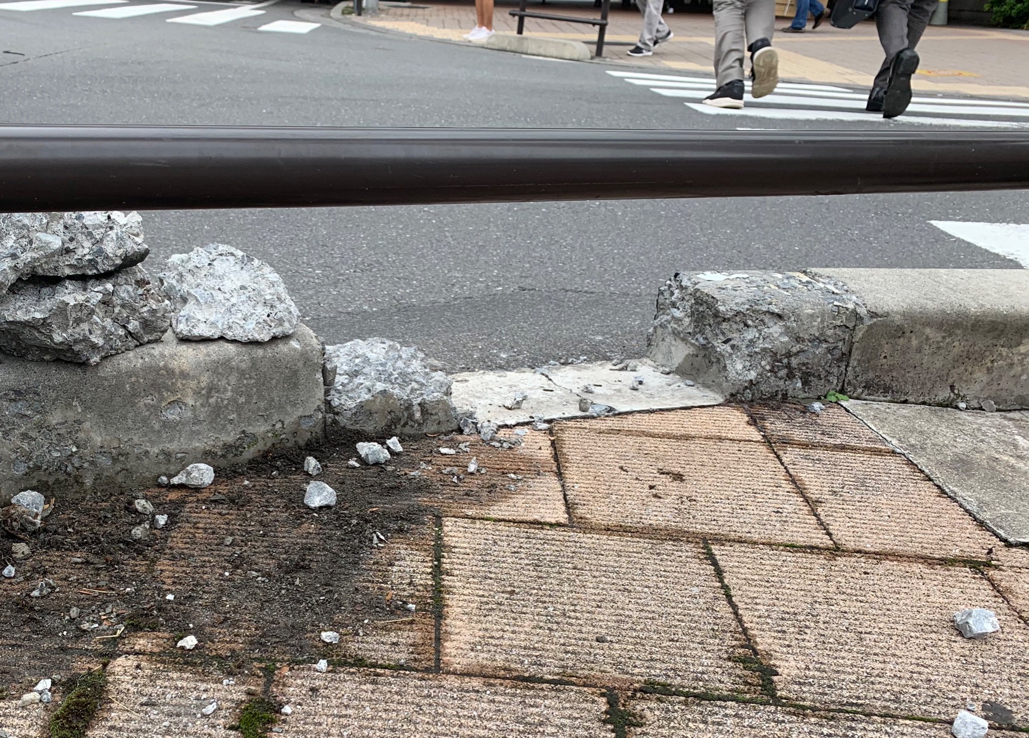 吹春やすたか 小金井市議会議員 防災士 Auf Twitter 道路縁石破損 Jr武蔵小金井駅の北口側 小金井街道沿いの 駅から一つ目の横断歩道を渡った所です 原因は 車が縁石に乗り上げ その車両の重みで砕けたのでは との事でした 侵入角度見誤ったのか 車両感覚