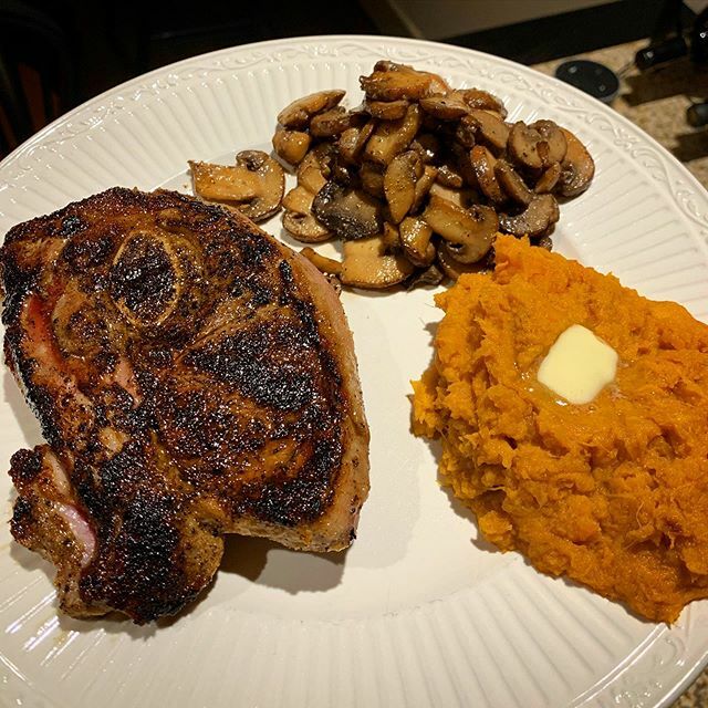 markedixonAL's tweet image. Monday, Monday: Cast iron-seared lamb shoulder chop, mushrooms sautéed in white wine, and buttered baked sweet potato #weeknightcooking ift.tt/2MijI9D