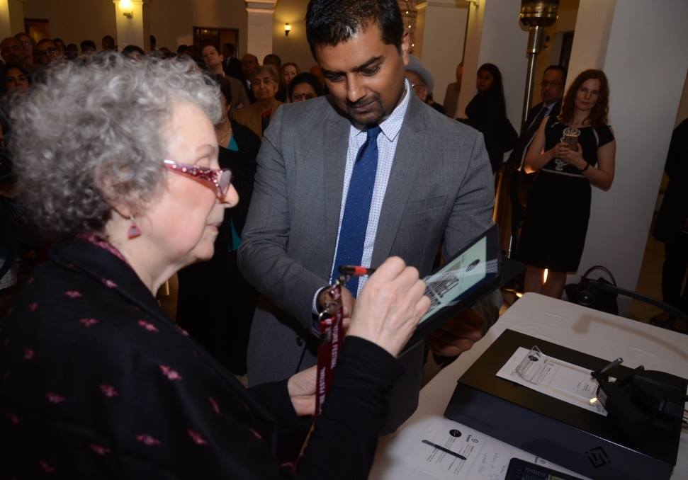 PNairCanada's tweet photo. #Congrats celebrated 🇨🇦author Margaret Atwood on winning #BookerPrize2019 .DYK she also invented #LongPen, which enables books and documents to be signed remotely. #ArtificialIntelligence @JaipurLitFest @TradeTeamIndia https://t.co/T4U6fgkxI2