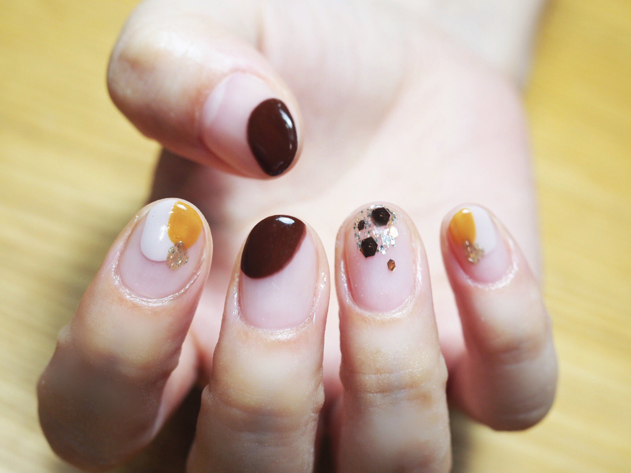Nail Yumihari 秋色丸フレンチ 茶色とくすみ黄色とグレージュに茶色のキラキラを 7500 ネイル ネイルデザイン ショートネイル ニュアンスネイル 丸フレンチ くすみカラーネイル シンプルネイル 秋ネイル 札幌ネイル 自爪ネイル 個性派ネイル