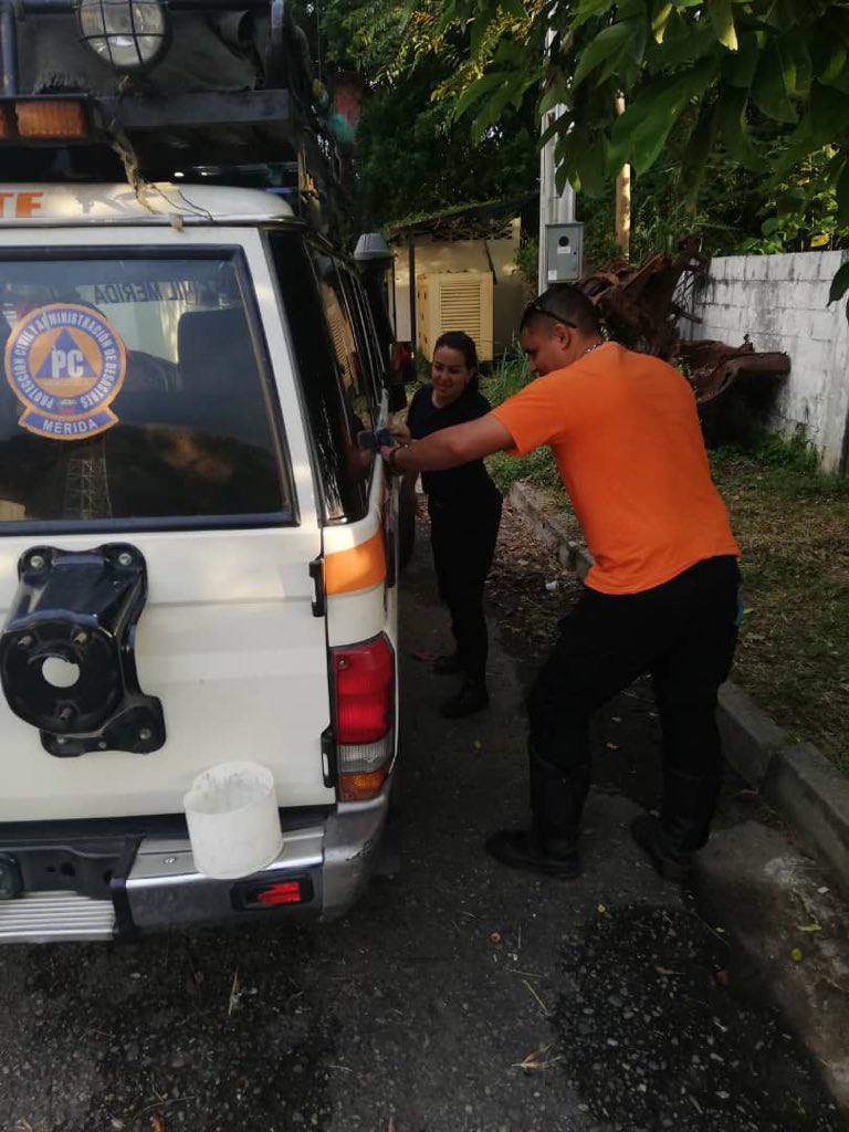 PC_MERIDA's tweet photo. #14Oct  Personal de Respuesta Inmediata de guardia del Grupo número 1 de @PC_MERIDA realizando mantenimiento a la unidad SAR 26 demostrando compromiso institucional “Servir y Ayudar”  @PCivil_Ve @VGRPC @GoberMerida @RamonGuevaraMRD https://t.co/ti18jp96Py