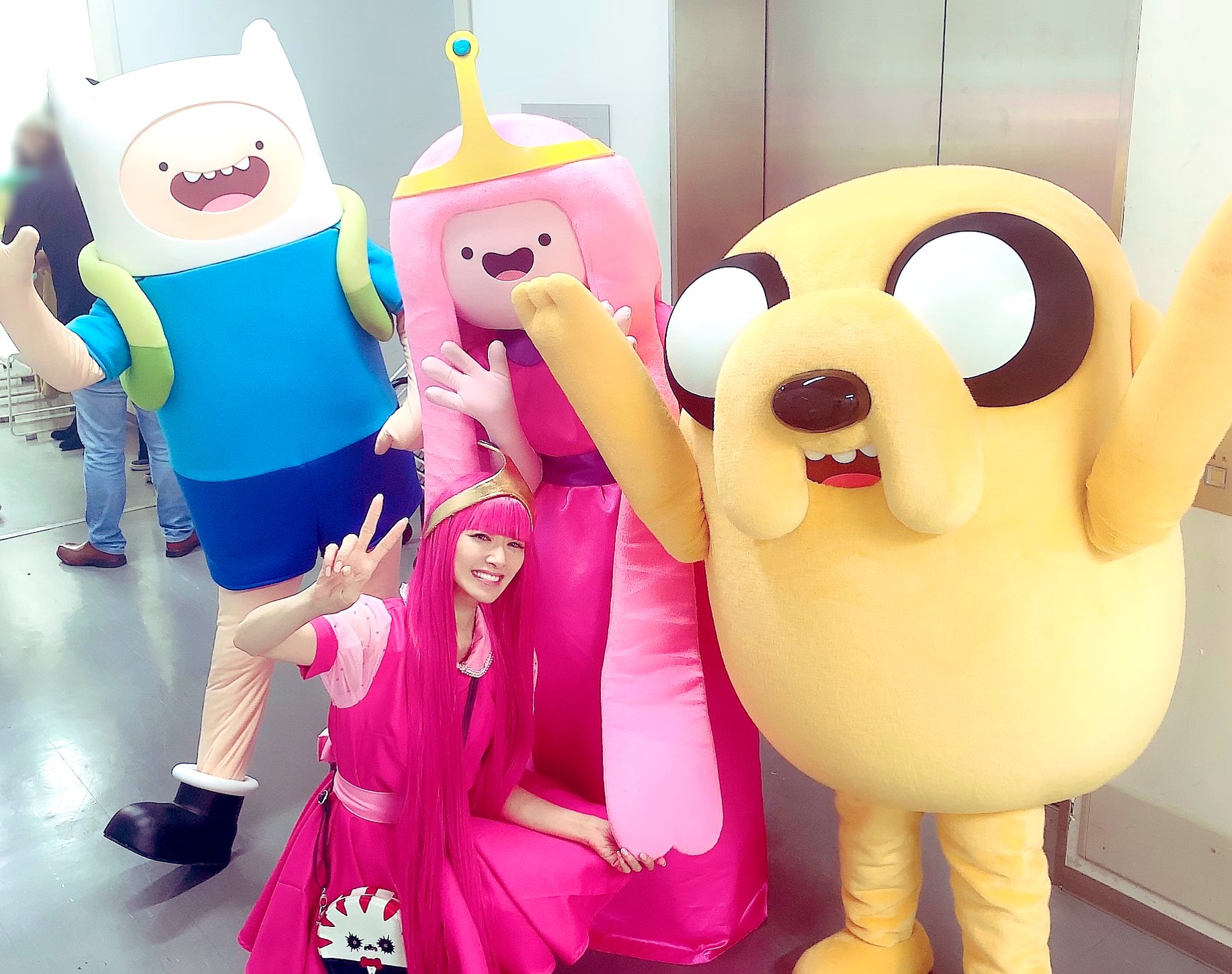 田中理恵 おはようございます 昨日のアドベンチャータイムの上映会楽屋裏にてバブルガムや着ぐるみのフィンやジェイクとも記念に撮りました Vegaちゃんに作ってもらったバブルガムの衣装ここでしか着ないので 一回きりですが 着られて嬉しかったです