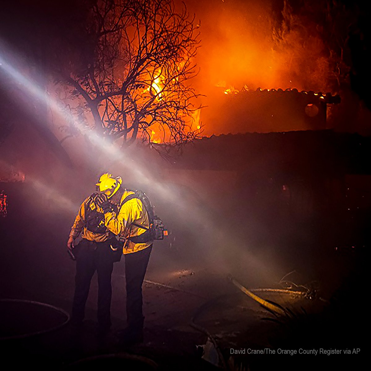 MayorOfLA's tweet image. Thank you to the LAFD and LAPD first responders, and all our partner organizations, who have been working around-the-clock to protect life and property in the path of the #SaddleridgeFire.