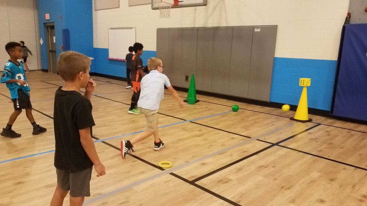 PKESPhysEd's tweet photo. Dice Bonk: Students work with a partner taking turns throwing a ball toward the dice. If the dice gets knocked off the cone, whatever number the dice lands on is how many points they earn. First to 21 wins! #PanthersEngaged #OverhandThrowing #MathInPE @PKESAdmin @PKESAP @PKESAAP https://t.co/Bl1RM9kesn