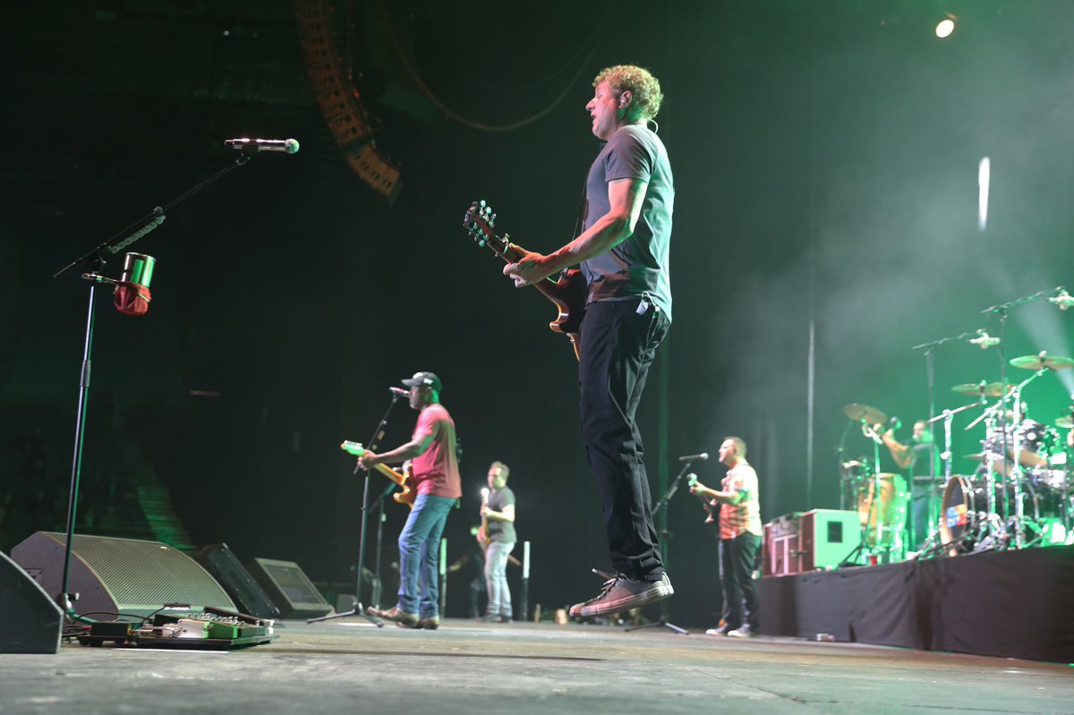 HootieTweets's tweet image. ...the feeling you get when everyone’s singing your songs back to you...thanks for a smashing tour so far, UK!