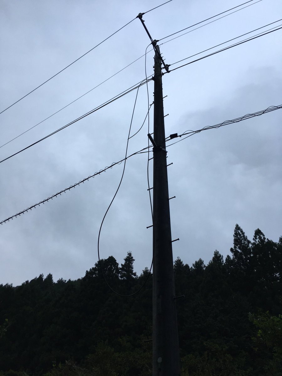 □ご注意ください□ 台風の影響により、電線が切れたり、電線に樹木や看板・アンテナなどが接触したりすることがあります。  大変危険ですので、絶対に近づかないでください。 また、切れた電線を見つけた場合は、すぐに東京電力までご連絡ください。 ↓↓↓ https://t.co  ...
