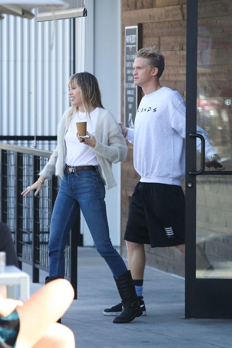 Uzivatel モモ 海外コスメ セレブ情報 Nocs Na Twitteru 10月13日 カフェから出てきたマイリー サイラス Miley Cyrus コーディー シンプソン Cody Simpson をスタジオシティでキャッチ Uzivatel モモ 海外コスメ セレブ情報 Nocs Na Twitteru 10月13日 カフェから出てきたマイリー サイラス Miley Cyrus コーディー シンプソン Cody Simpson をスタジオシティでキャッチ