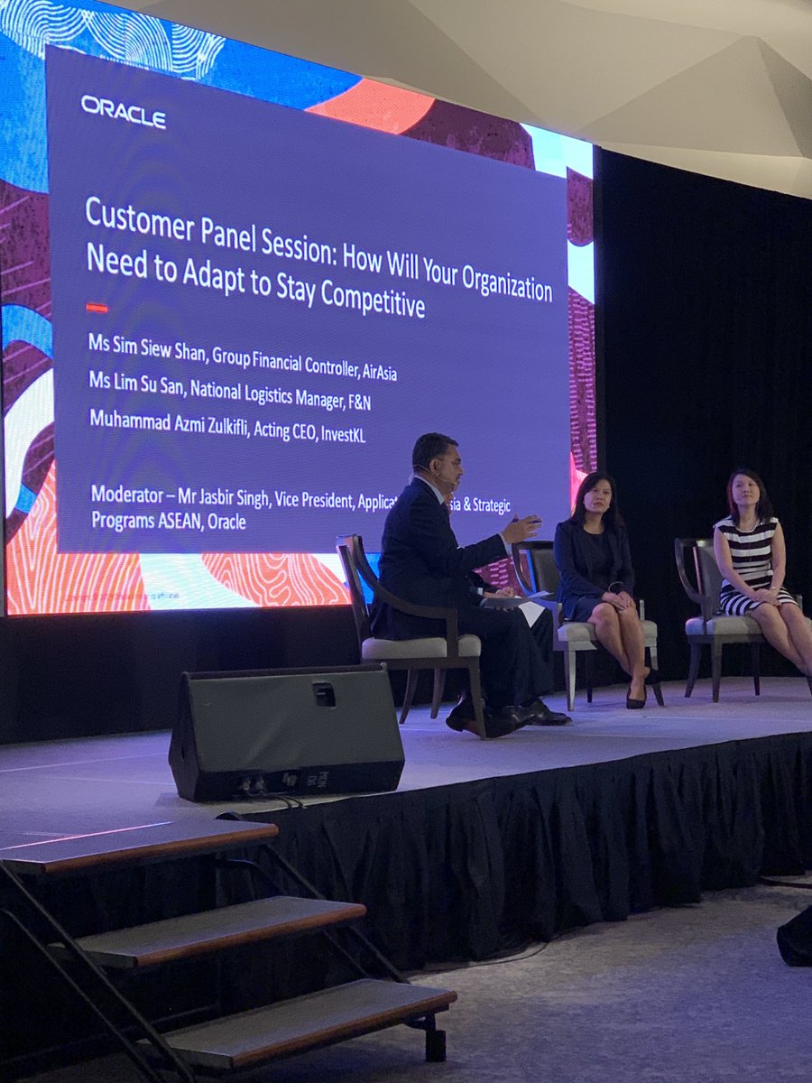 jscottstiles's tweet image. #OracleMBX customer panel - fascinating  stories of how transformational technologies are improving business for air carriers and retail