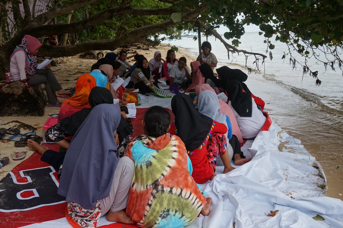 Selamat Hari Perempuan Pedesaan! Dalam upaya  pemberdayaan perempuan pedesaan, #ProgramMAMPU bersama <a href="/KAPAL_Perempuan/">KAPAL Perempuan</a> menyelenggarakan Sekolah Perempuan (SP) untuk berbagai tujuan. Pertemuan rutin SP dapat dilakukan dimana saja, seperti di pinggir pantai di #Pangkep, #SULSEL ini.