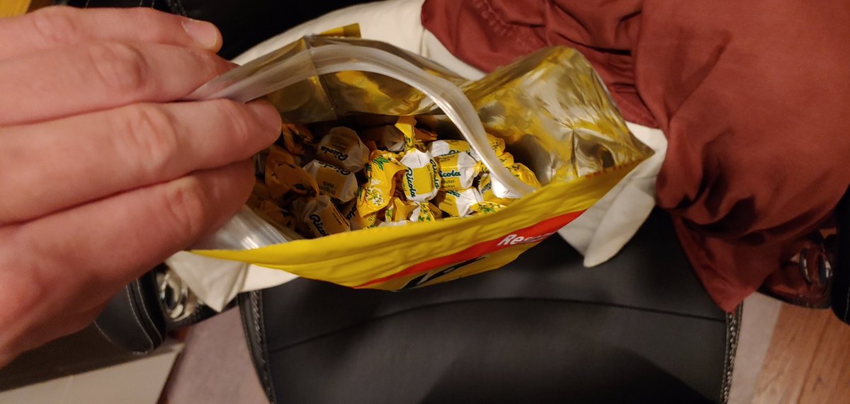 kevin_milner's tweet image. Hey @RicolaUSA @RicolaCorporate, why do ~75% of the &quot;resealable&quot; club sized bags fail like this? Usually the weak adhesive is already broken when I open the bag.