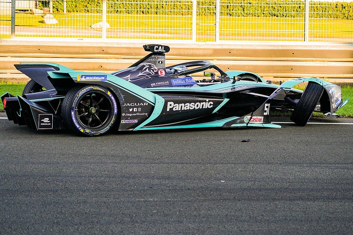 FIAFormulaE's tweet image. .@CaladoJames takes it to the limit at #FETesting