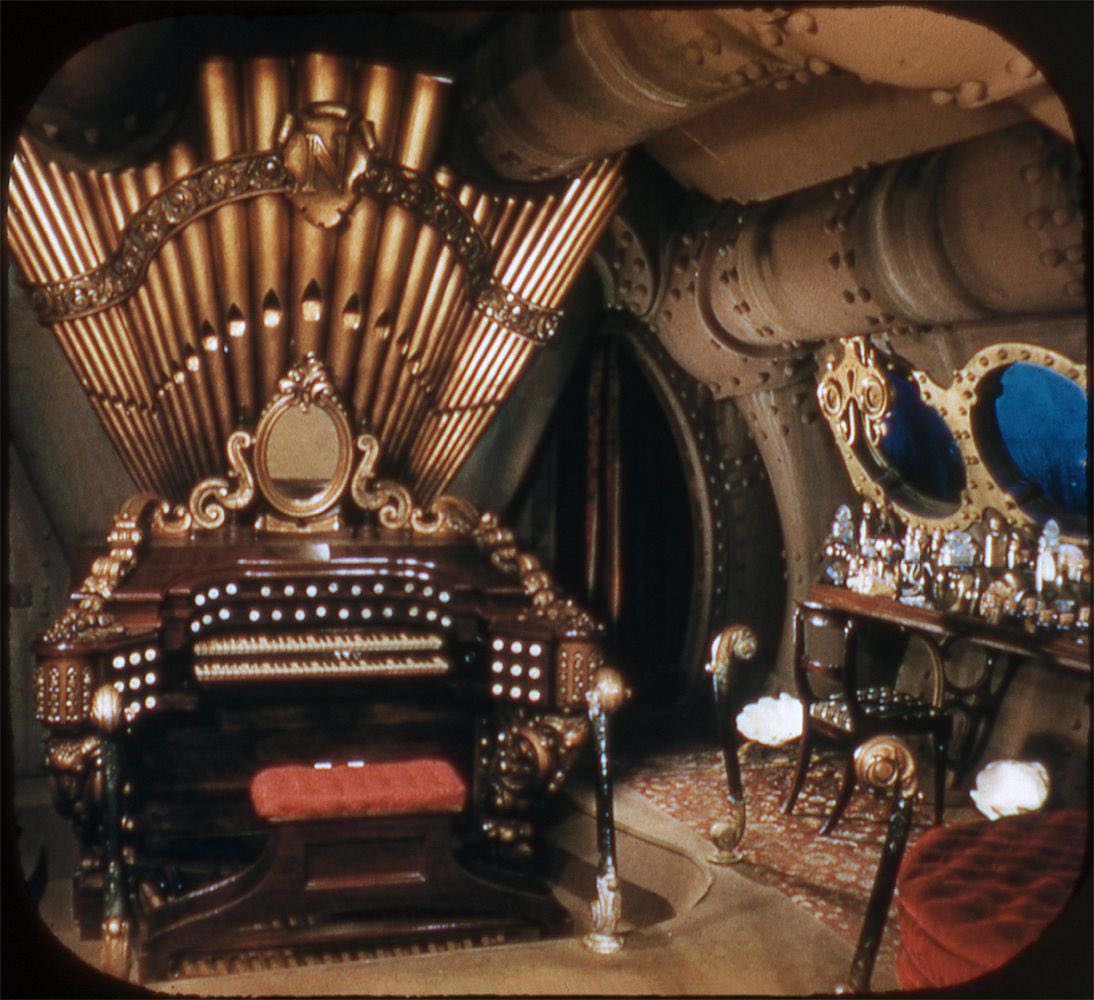 Fun fact : si toute allusion à Jules Verne semble avoir disparu de Disneyland, ce n’est pas exactement le cas : l’orgue du film a été réutilisé dans Haunted Mansion. Une façon de faire vivre l’esprit de Verne dans le parc... pour toujours.