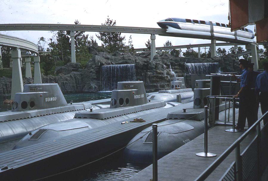 1959 : pour sa première extension massive, Disneyland accueille un voyage en sous-marin. Mais là ou la thematisation sur le film semble évidente... les imagineers décident d’avoir des sous-marins neutres ! Le ride restera simplement « Submarine voyage » jusqu’en 98.