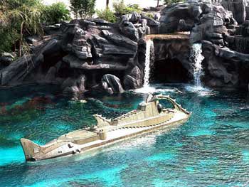 1971 : le Magic Kingdom ouvre, avec les sous-marins. Là ils sont bien thematisés sur 20.000 lieux sur les mers. Vaisseaux steampunk, voix du Capitaine Némo, attaque de la pieuvre, ce qui semblait évident pour Disneyland est recréé. Étrangement, le ride est situé à Fantasyland
