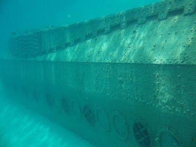 1994 : le ride ferme à cause de problèmes de capacité en regard de son occupation du parc. Si la plupart des sous-marins vont être mis en cale sèche, l’un d’entre eux va être immergé dans le lagon de Castaway Cay, l’île de Disney, pour servir de spot de plongée.