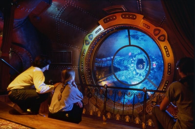 1994 : après une première apparition dans le Visionarium, Jules Verne reçoit la place qu’il mérite dans le parc du pays qui l’a vu naître. Les Mystères du Nautilus ouvre à Disneyland Paris et propose une visite du Nautilus (les décors sont sublimes) et un fight avec la pieuvre.