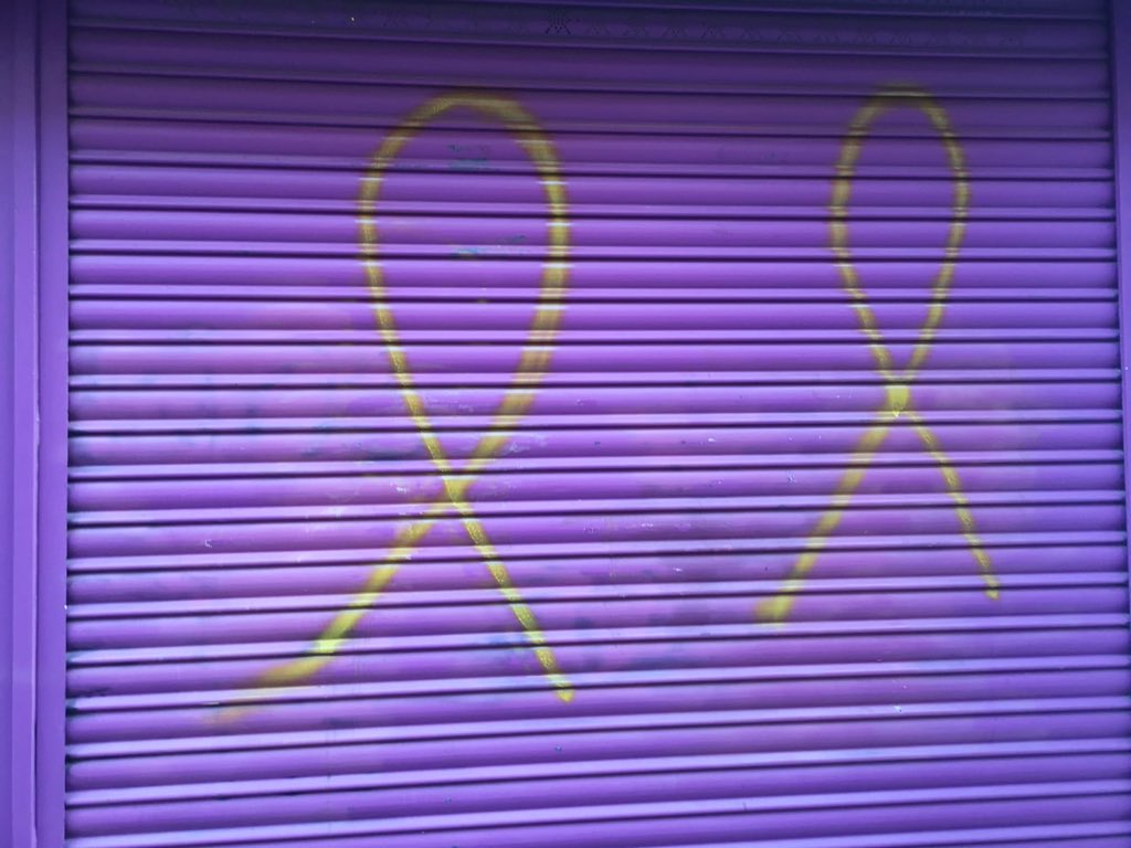 Nadie merece ser señalado ni acosado por querer seguir siendo español en Cataluña, mi madre tampoco. Así ha amanecido, de nuevo, nuestro comercio familiar. Me siento muy orgulloso de unos padres trabajadores que respetan incluso a los que no respetan nada. Ánimo, #NoNosCallaran