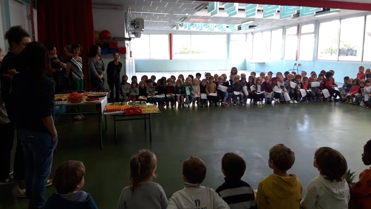 Semaine du goût en maternelle ! Chaque classe a choisit une couleur à partager.