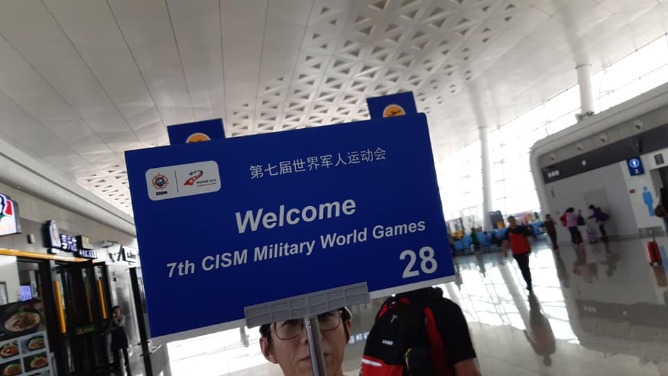 FFCEB's tweet image. Après un long voyage de 24h, Neisser Loyola est arrivé en Chine pour le 7th CISM Military World Games‼️ Les choses sérieuses vont pouvoir commencer... #escrime #fencing #BeGold #BelgianDefence #Wuhan avec Thierry Frémalle et Frank Adam