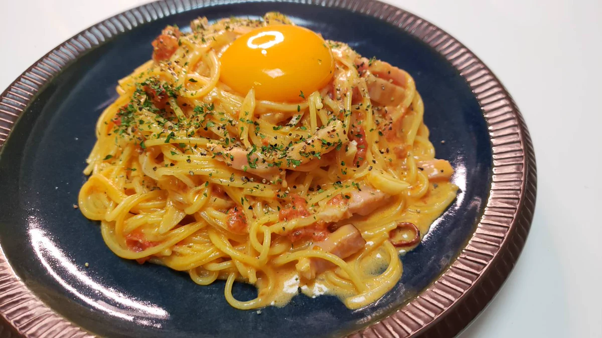 電子レンジで作れる専門店の味？！チリトマトカルボナーラがめちゃ美味しそう！