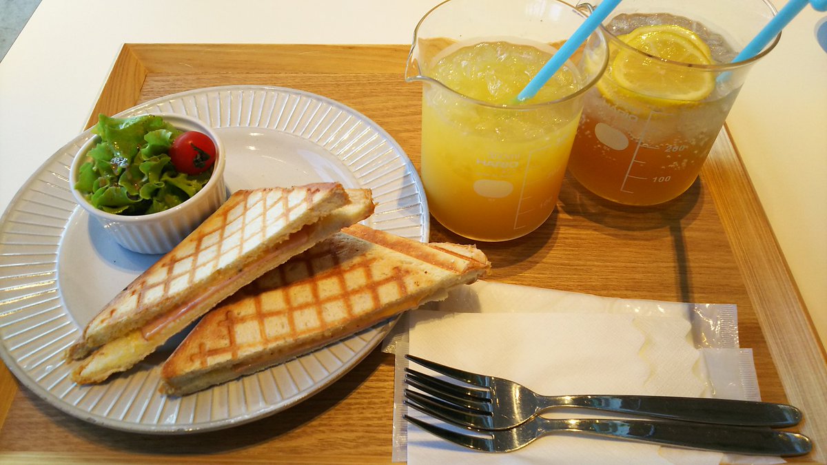 takako19XX0101's tweet photo. ティータイムなう☆
アイスドリンクのカップがビーカーになってて可愛い！(*^^*)
店内もゆったりして落ち着く～♪
レモネードのソーダ割り��味しかった☆

＃adedge
＃ららぽーと名古屋
＃日本酒休肝日 https://t.co/Zht02UF5v0