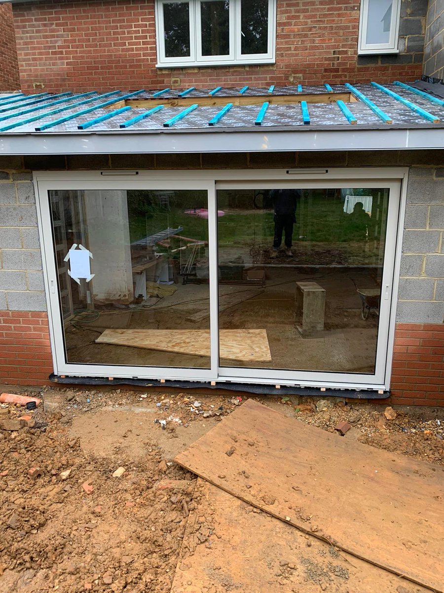 We just love a contemporary look like this, The Reynears Cp130LS patio doors and flush casement windows finished in ral 7044m pebble grey out and 9910m white in 😍👌 

HARPENDEN WINDOW CO MANUFACTURE AND INSTALL BESPOKE UPVC AND ALUMINIUM GLAZING PRODUCTS!