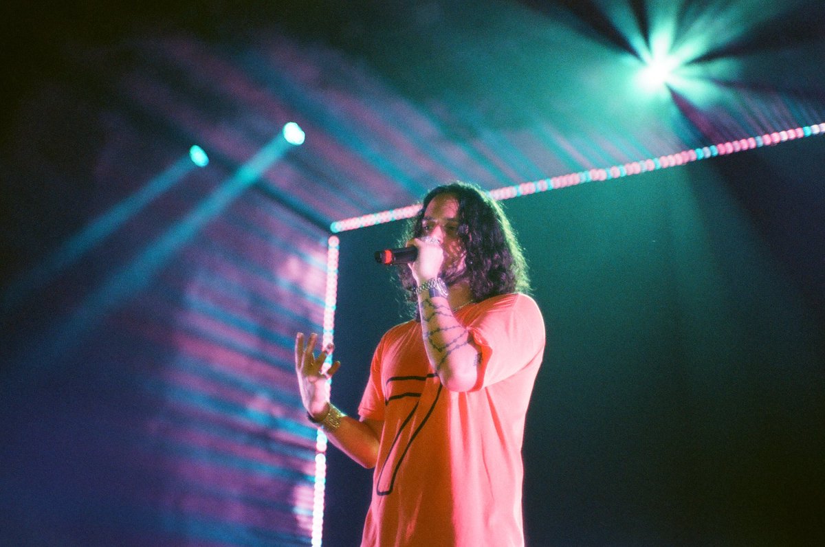 simarcuspoito's tweet photo. YO CAN WE LET @russdiemon NOW THESE PHOTO OF MINE EXISTS?!!  I TOOK THEM WHEN HE DID A CONCERT IN THE PHILIPPINES HELP ME PEOPLE! https://t.co/PNHE3iZ5uq