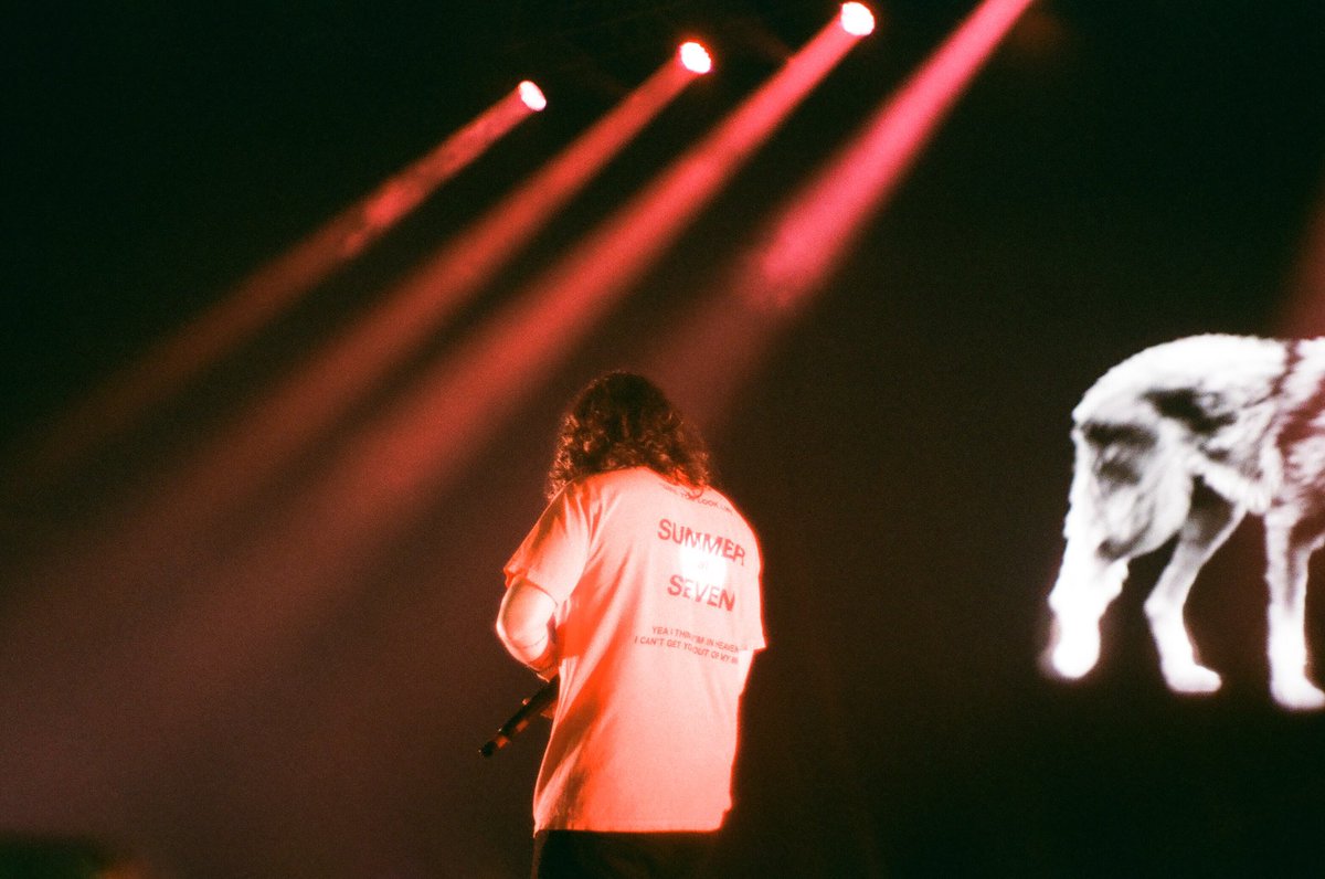 simarcuspoito's tweet photo. YO CAN WE LET @russdiemon NOW THESE PHOTO OF MINE EXISTS?!!  I TOOK THEM WHEN HE DID A CONCERT IN THE PHILIPPINES HELP ME PEOPLE! https://t.co/PNHE3iZ5uq