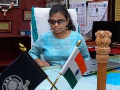 DDNewslive's tweet photo. #PranjalPatil, India's first visually impaired woman IAS officer takes charge as sub collector of Thiruvananthapuram https://t.co/sgJJoN9TGo