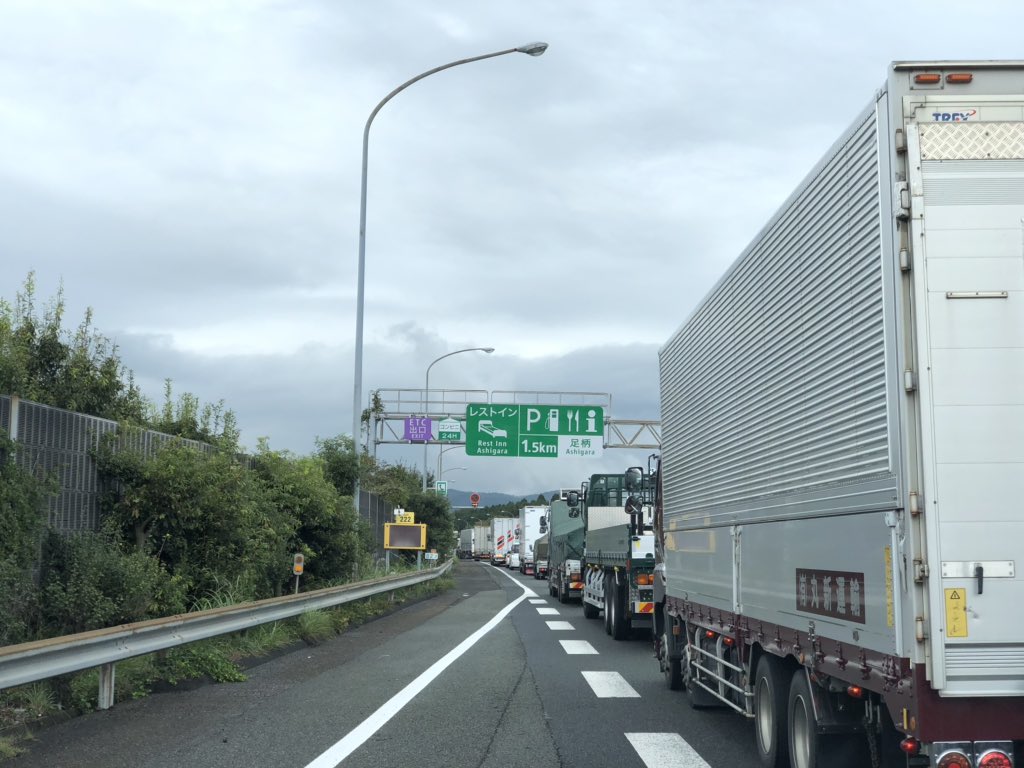 東名高速の御殿場ICの事故で渋滞している現場の画像