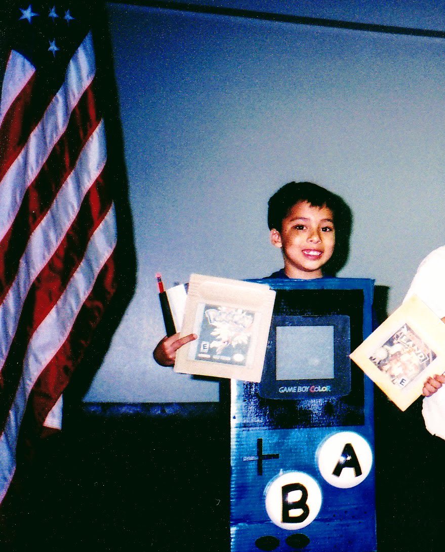 AlohaMailani's tweet photo. Flashback to when I made my son this Gameboy Halloween costume, with interchangeable games and light-up A and B buttons. #GameBoy30 #MomLife #GameBoyColor https://t.co/Bd4hKw2byh