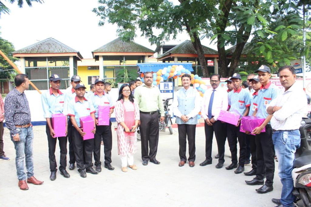 IOCL_Assam's tweet photo. CGM IOAOD Shri Uttiya Bhattacharyya planting a tree during his visit to one of the Retail Outlets in Mangaldoi, Darrang District, Assam.
He also felicitated and applauded the customer service attendants for their tireless service and dedication.
#ioclassam #cleanindiagreenindia https://t.co/fxb58MhwUL